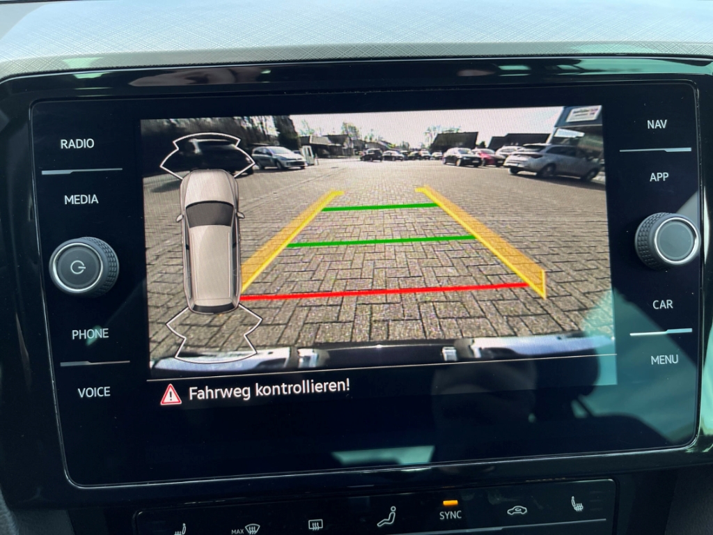 Fahrzeugabbildung Volkswagen Passat Variant TDI DSG Business AHK Nav ACC RKam