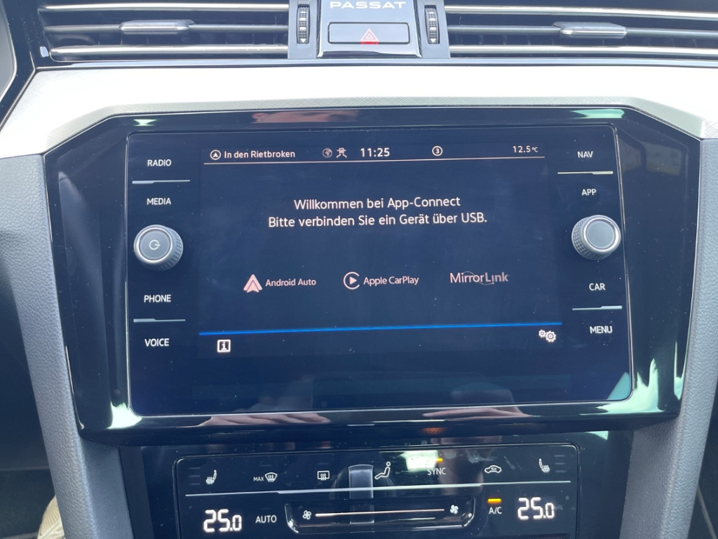 Fahrzeugabbildung Volkswagen Passat Variant TDI DSG Business AHK Nav ACC RKam