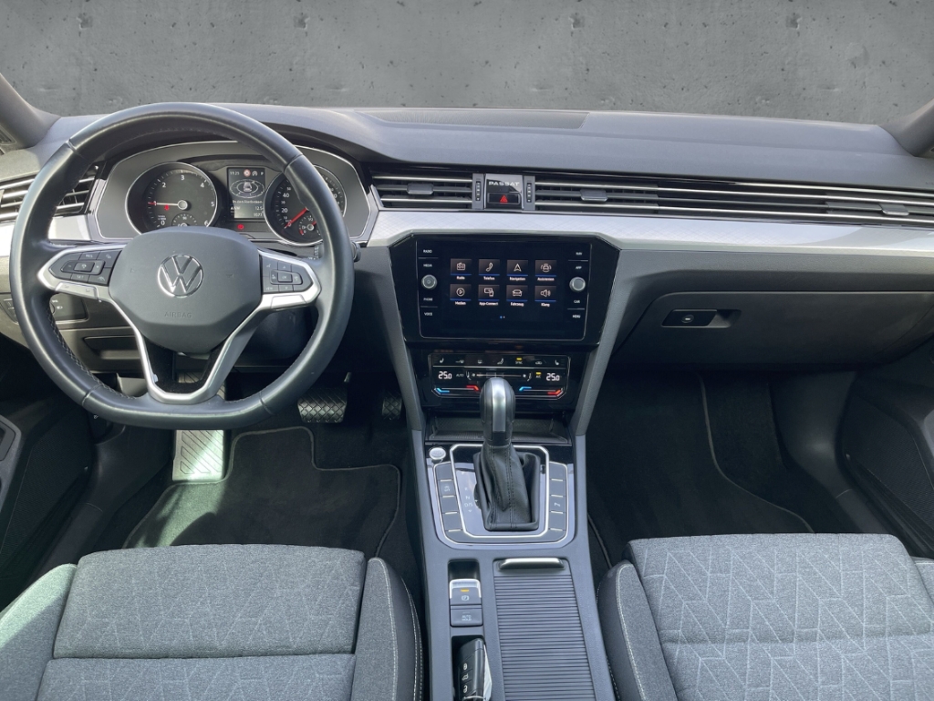 Fahrzeugabbildung Volkswagen Passat Variant TDI DSG Business AHK Nav ACC RKam