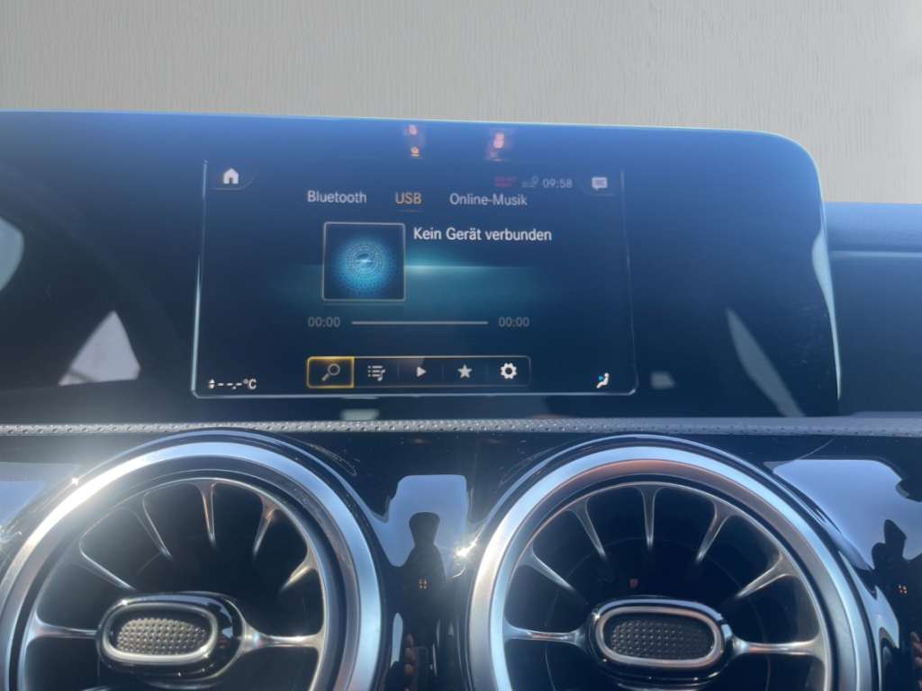 Fahrzeugabbildung Mercedes-Benz CLA 220 Shooting Brake d 8G DCT AMG NAV SHZ ACC