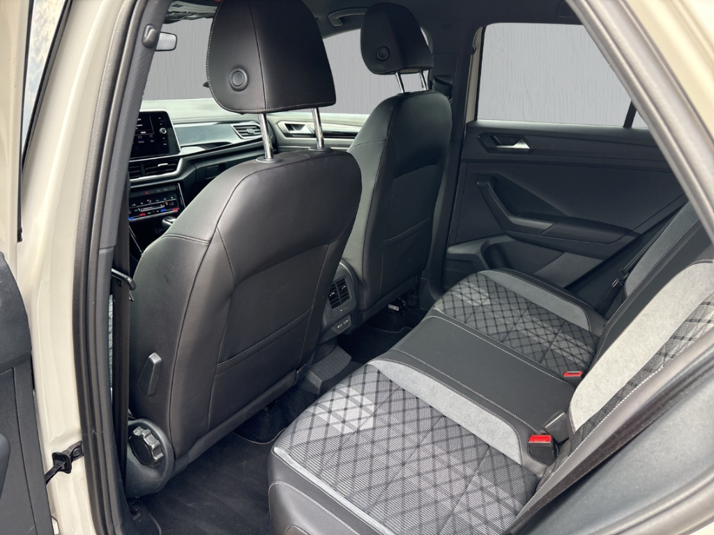 Fahrzeugabbildung Volkswagen T-Roc R-Line 1.5 TSI DSG IQ.Drive LED SHZ EasyOpen DigiCock