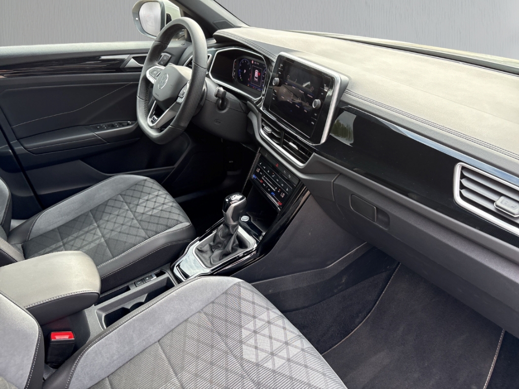 Fahrzeugabbildung Volkswagen T-Roc R-Line 1.5 TSI DSG IQ.Drive LED SHZ EasyOpen DigiCock