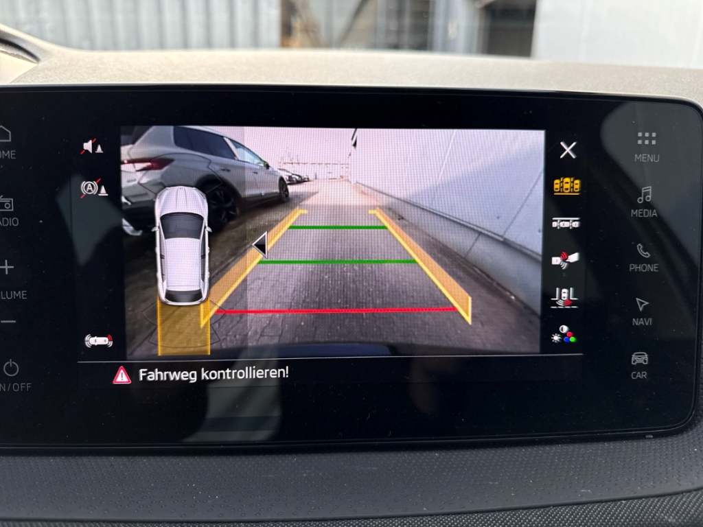 Fahrzeugabbildung SKODA Fabia 1.0 TSI DSG Tour AHK Navi ACC SHZ Kamera