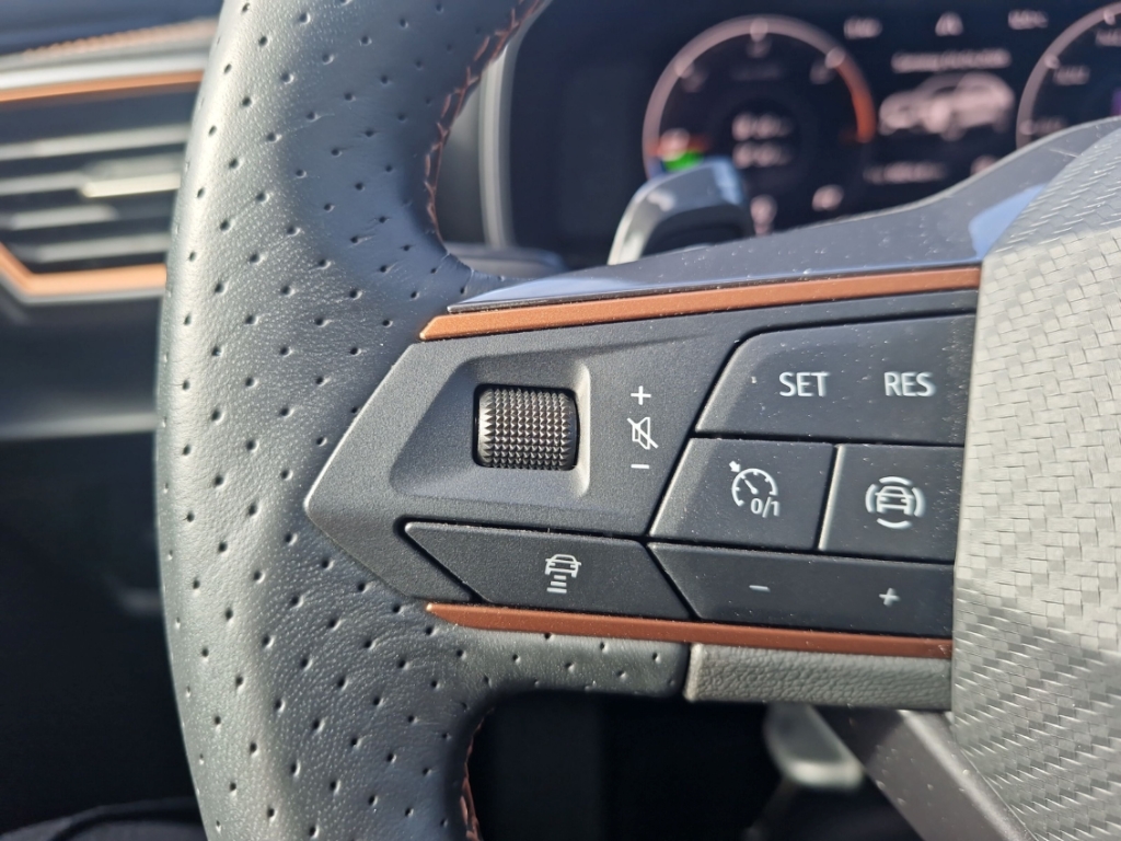 Fahrzeugabbildung CUPRA Formentor 1.4 TSI e-Hybrid LED SHZ NAVI PDC Beat Digitales Cockpit ACC Apple CarPlay