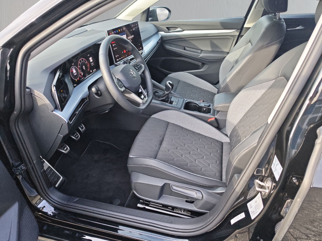 Fahrzeugabbildung Volkswagen Golf 1.5 TSI Life Goal AHK LED+ Navi ACC SHZ LHZ