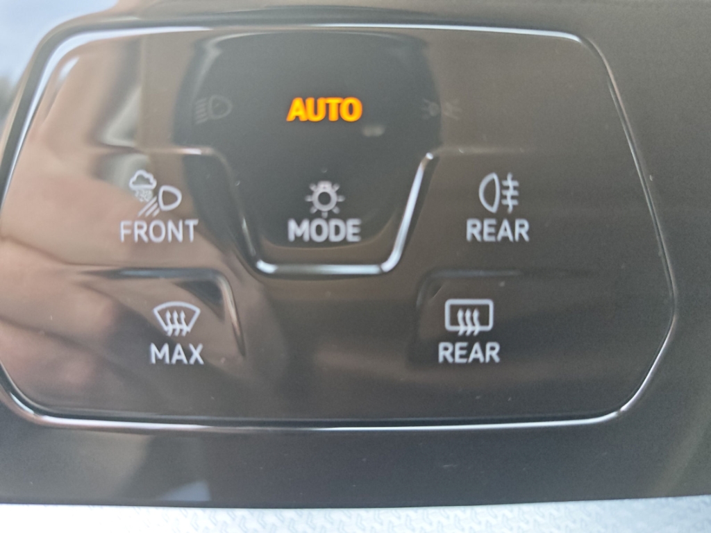 Fahrzeugabbildung Volkswagen Golf 1.5 TSI Life Goal AHK LED+ Navi ACC SHZ LHZ