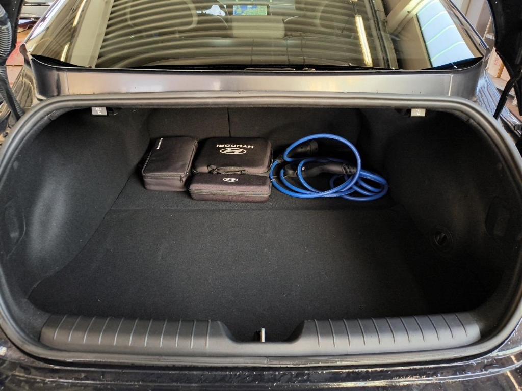 Fahrzeugabbildung Hyundai IONIQ 6 77,4kWh 2WD UNIQ Digi-Spiegel 20LM Schiebedach HUD Navi Digitales Cockpit