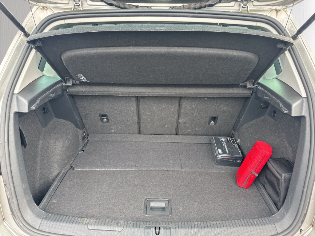 Fahrzeugabbildung Volkswagen Golf Sportsvan Sound AHK Navi RearView GJR