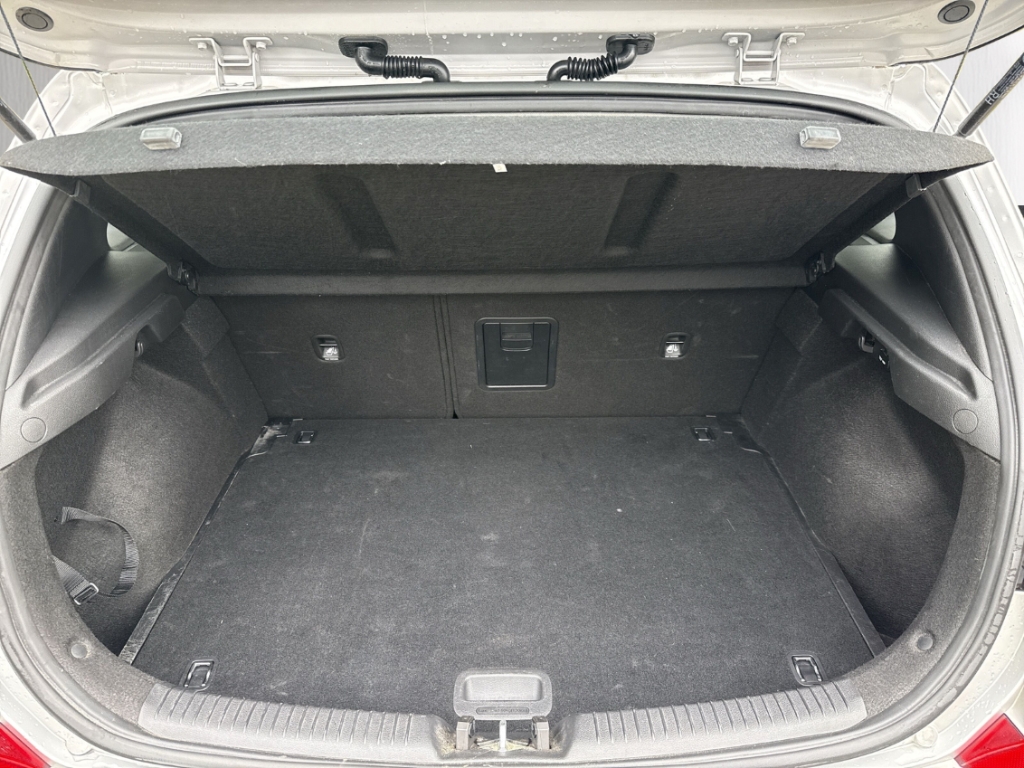 Fahrzeugabbildung Hyundai i30 1.4 T-GDI YES! Plus Navi LED Mehrzonenklima PDC
