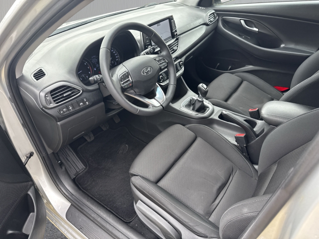 Fahrzeugabbildung Hyundai i30 1.4 T-GDI YES! Plus Navi LED Mehrzonenklima PDC