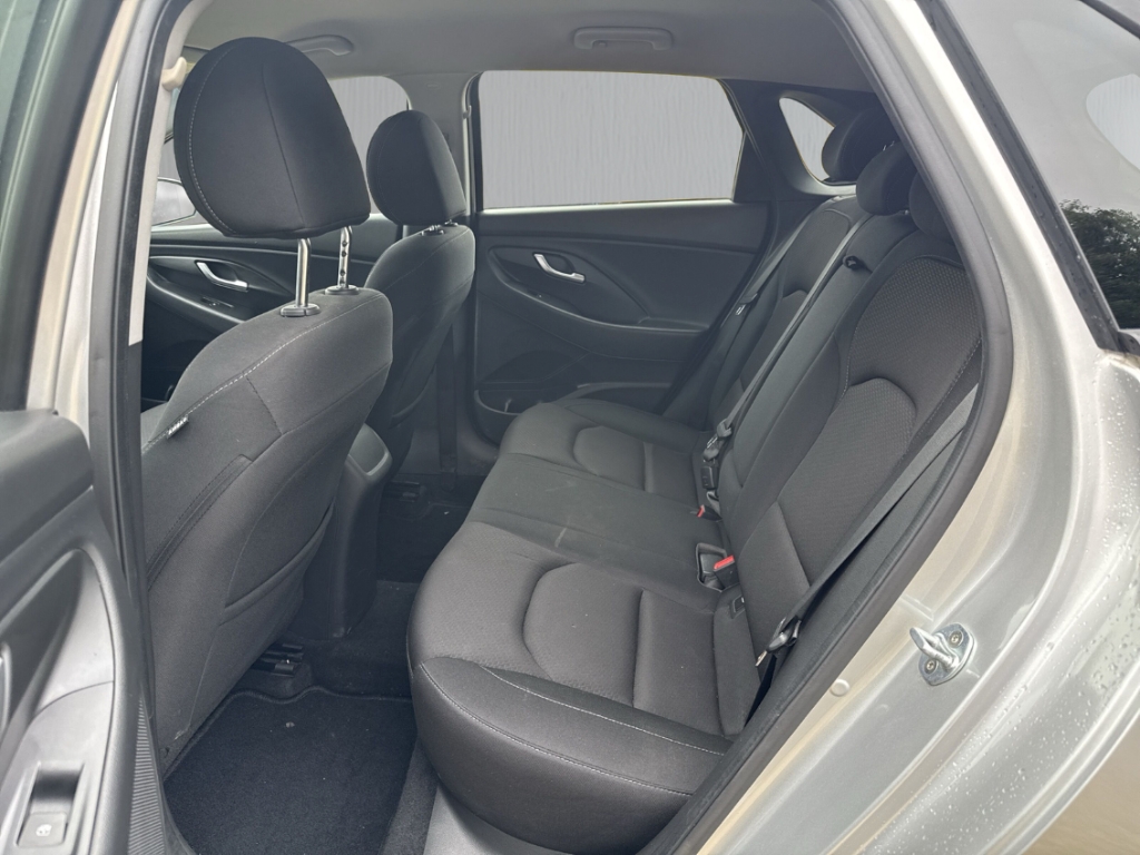 Fahrzeugabbildung Hyundai i30 1.4 T-GDI YES! Plus Navi LED Mehrzonenklima PDC