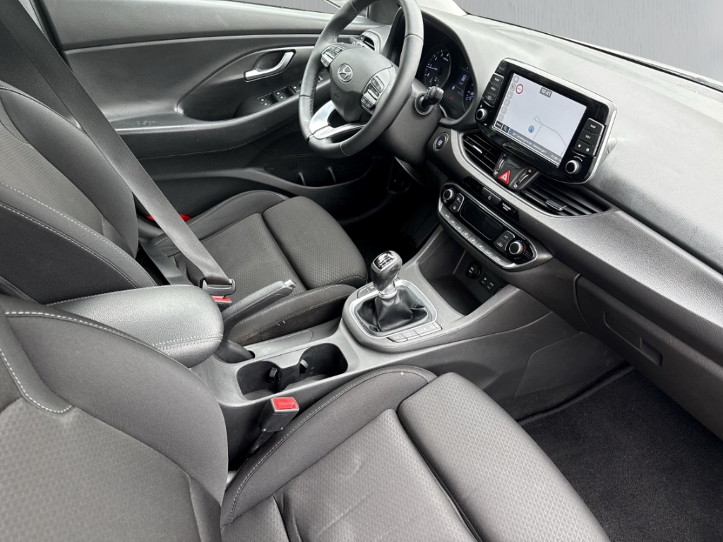 Fahrzeugabbildung Hyundai i30 1.4 T-GDI YES! Plus Navi LED Mehrzonenklima PDC