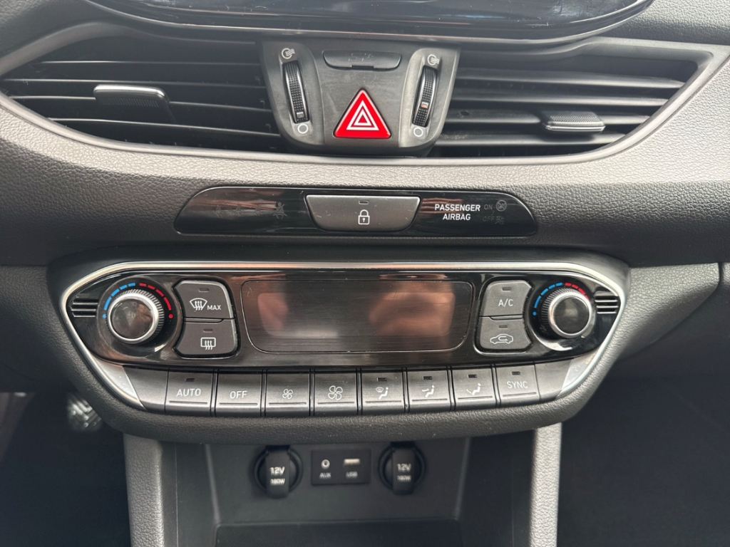 Fahrzeugabbildung Hyundai i30 1.4 T-GDI YES! Plus Navi LED Mehrzonenklima PDC