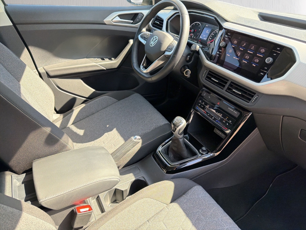Fahrzeugabbildung Volkswagen T-Cross 1.0 TSI MOVE SHZ AppConnect AHK PDC Klim