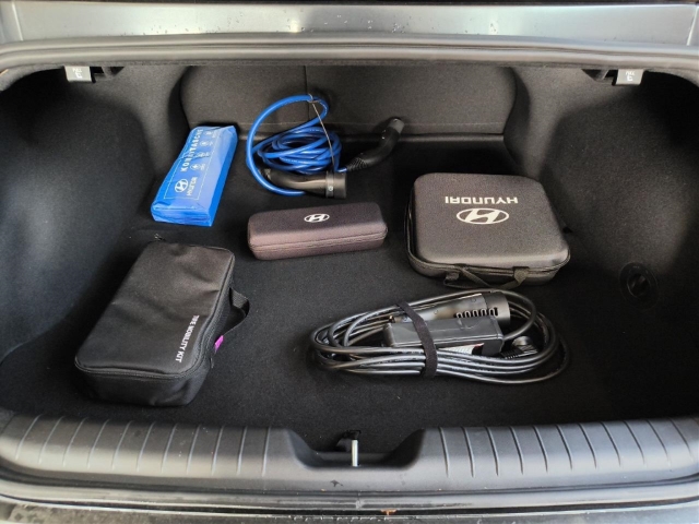 Fahrzeugabbildung Hyundai IONIQ 6 77,4kWh 4WD UNIQ 20LM HUD Navi Digitales Cockpit Memory Sitze Soundsystem