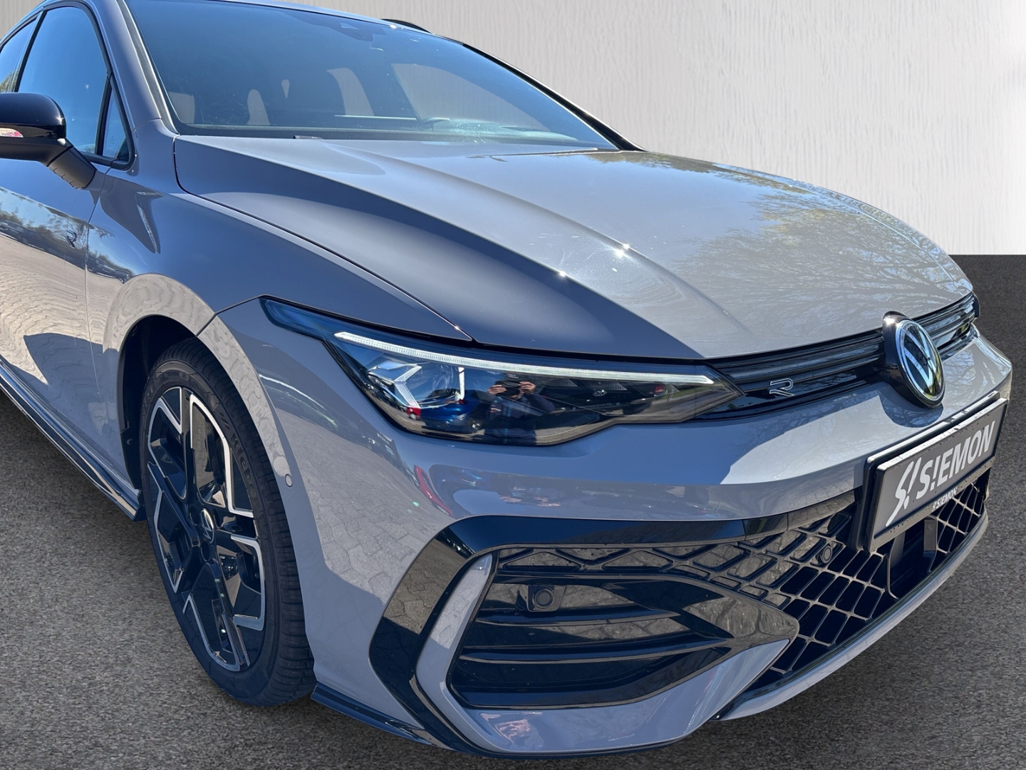 Fahrzeugabbildung Volkswagen Golf VIII 2.0 TDI DSG R-Line RFK SHZ AHK LED