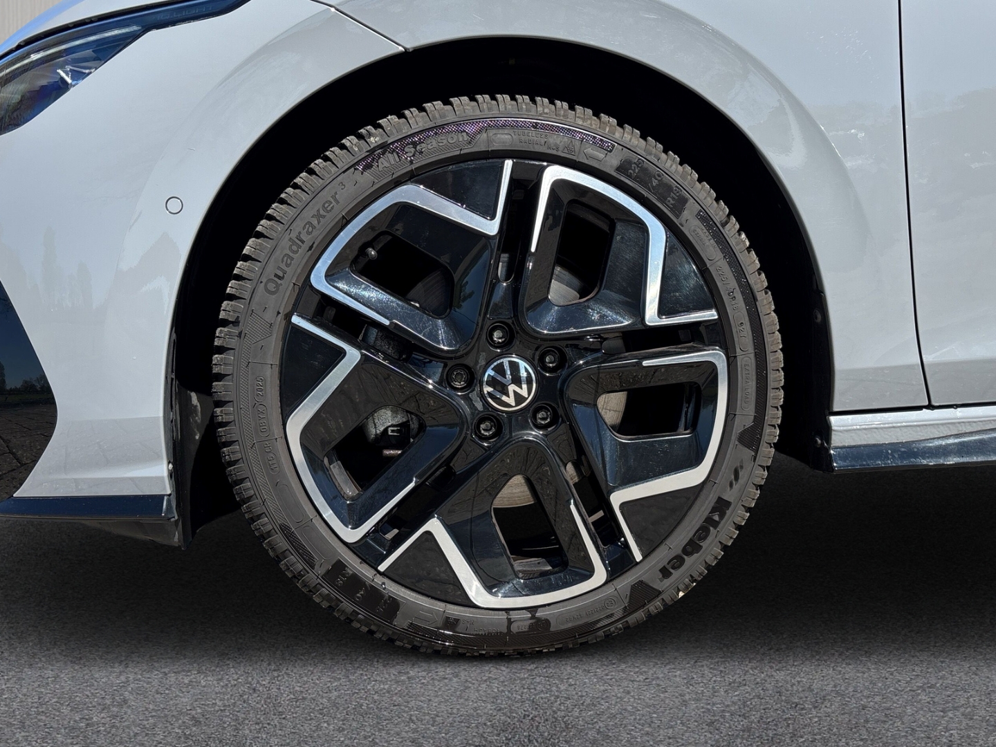 Fahrzeugabbildung Volkswagen Golf VIII 2.0 TDI DSG R-Line RFK SHZ AHK LED