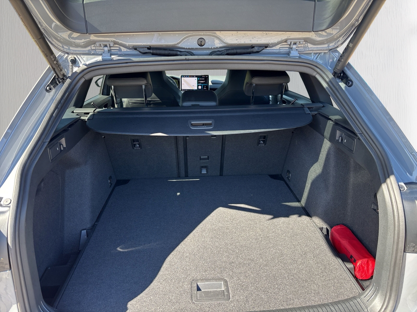 Fahrzeugabbildung Volkswagen Golf VIII 2.0 TDI DSG R-Line RFK SHZ AHK LED