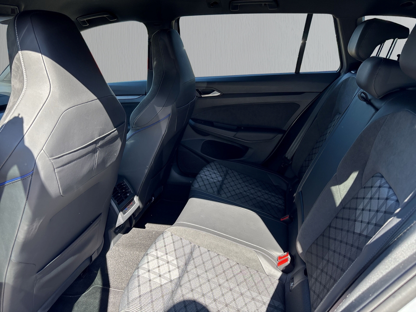 Fahrzeugabbildung Volkswagen Golf VIII 2.0 TDI DSG R-Line RFK SHZ AHK LED