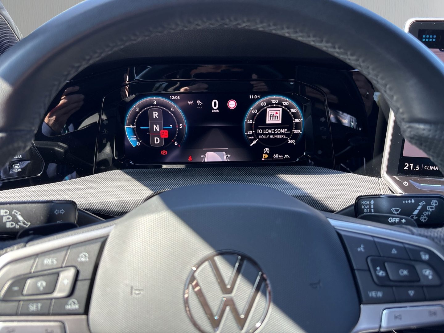 Fahrzeugabbildung Volkswagen Golf VIII 2.0 TDI DSG R-Line RFK SHZ AHK LED