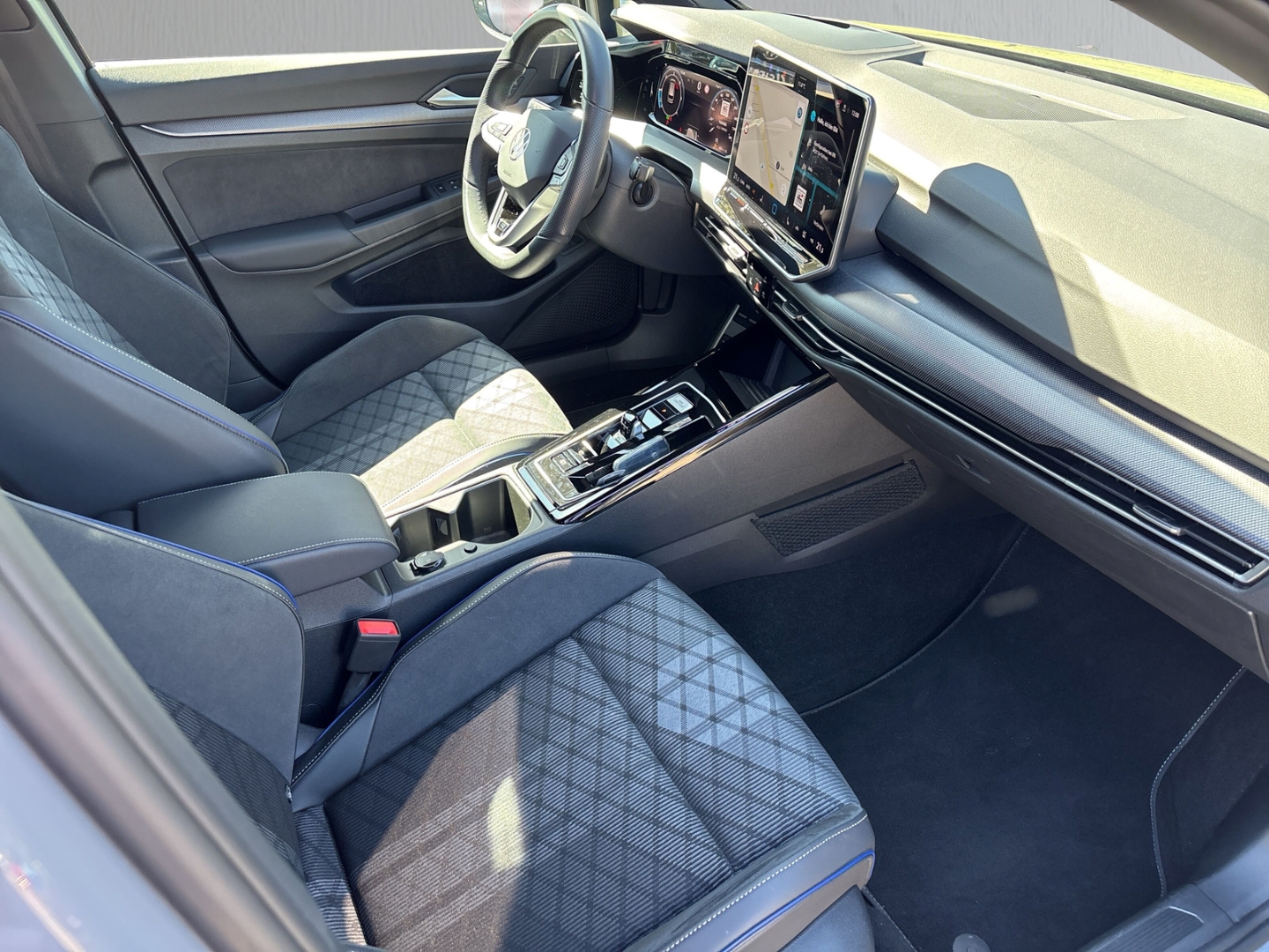 Fahrzeugabbildung Volkswagen Golf VIII 2.0 TDI DSG R-Line RFK SHZ AHK LED