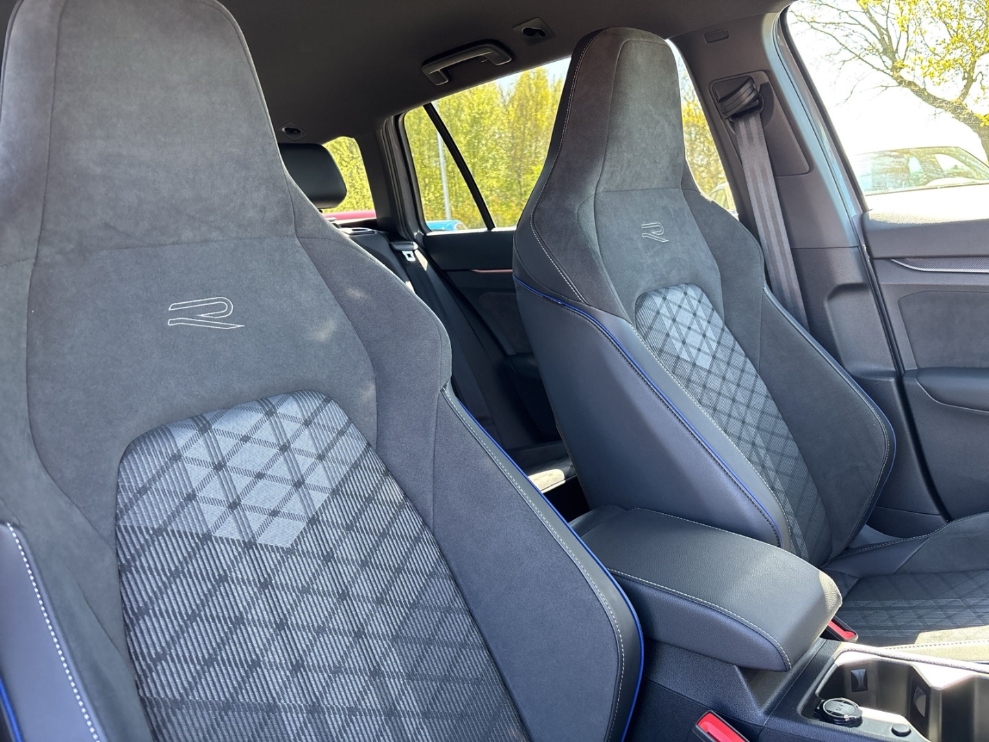 Fahrzeugabbildung Volkswagen Golf VIII 2.0 TDI DSG R-Line RFK SHZ AHK LED