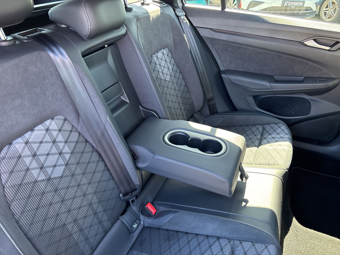 Fahrzeugabbildung Volkswagen Golf VIII 2.0 TDI DSG R-Line RFK SHZ AHK LED