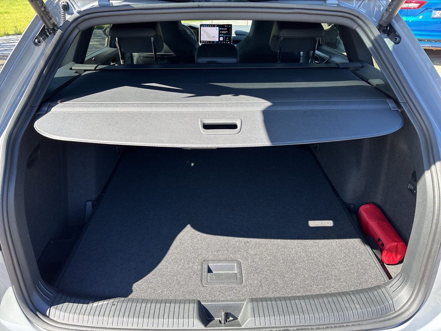 Fahrzeugabbildung Volkswagen Golf VIII 2.0 TDI DSG R-Line RFK SHZ AHK LED