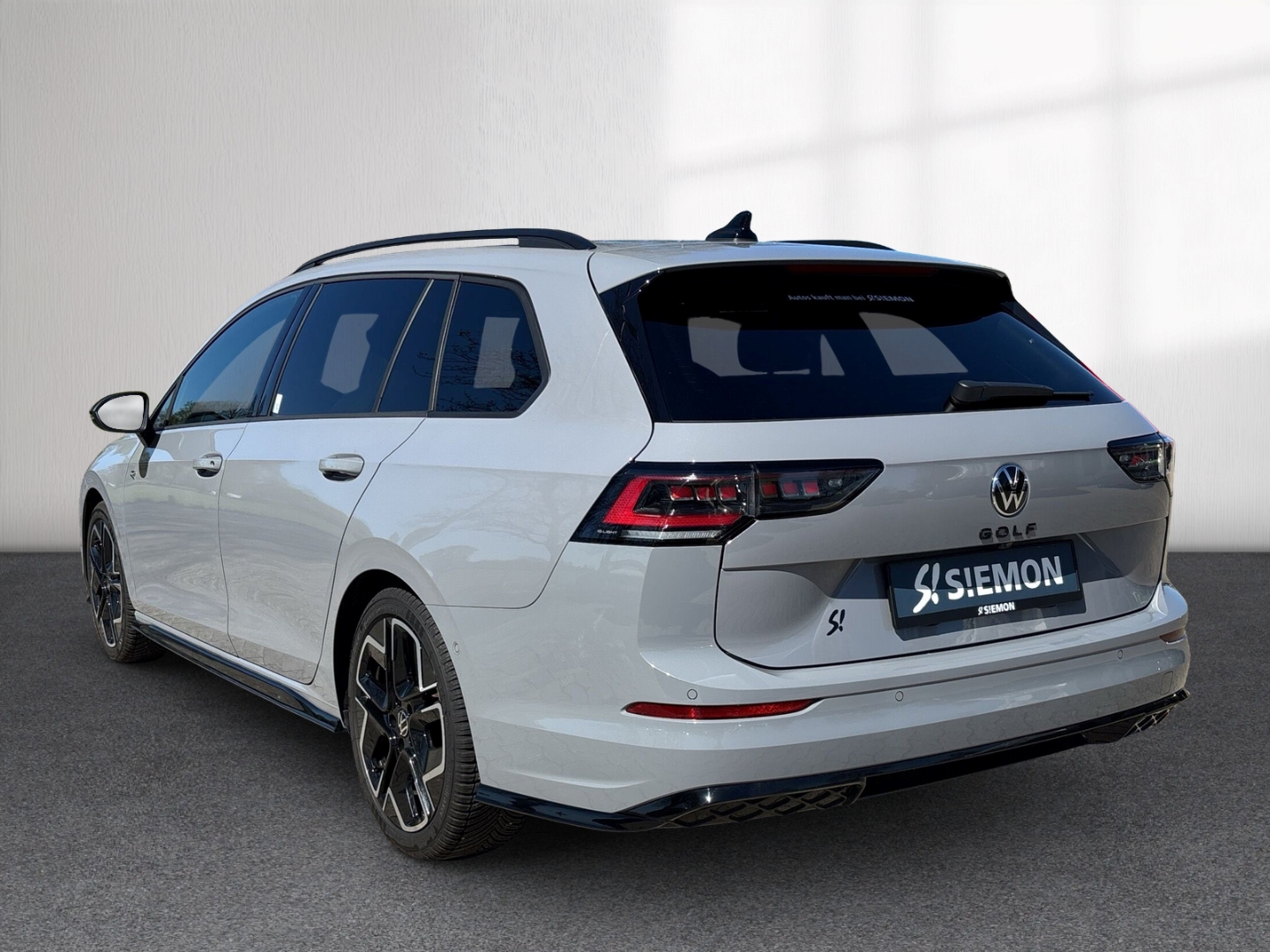 Fahrzeugabbildung Volkswagen Golf VIII 2.0 TDI DSG R-Line RFK SHZ AHK LED