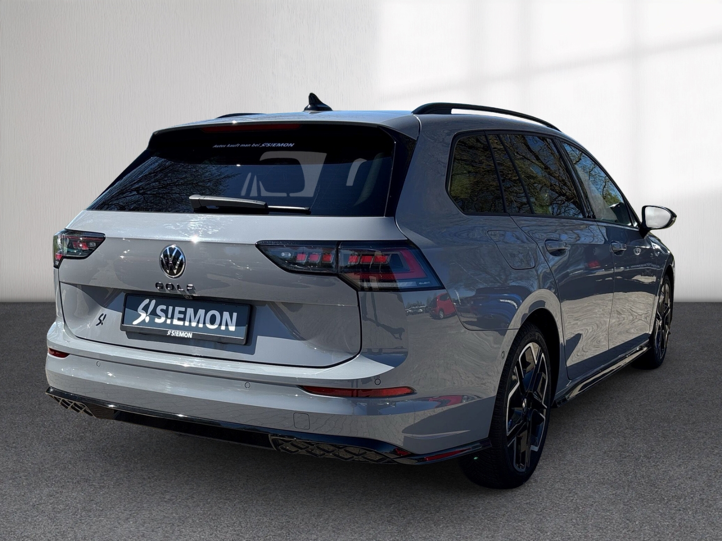 Fahrzeugabbildung Volkswagen Golf VIII 2.0 TDI DSG R-Line RFK SHZ AHK LED