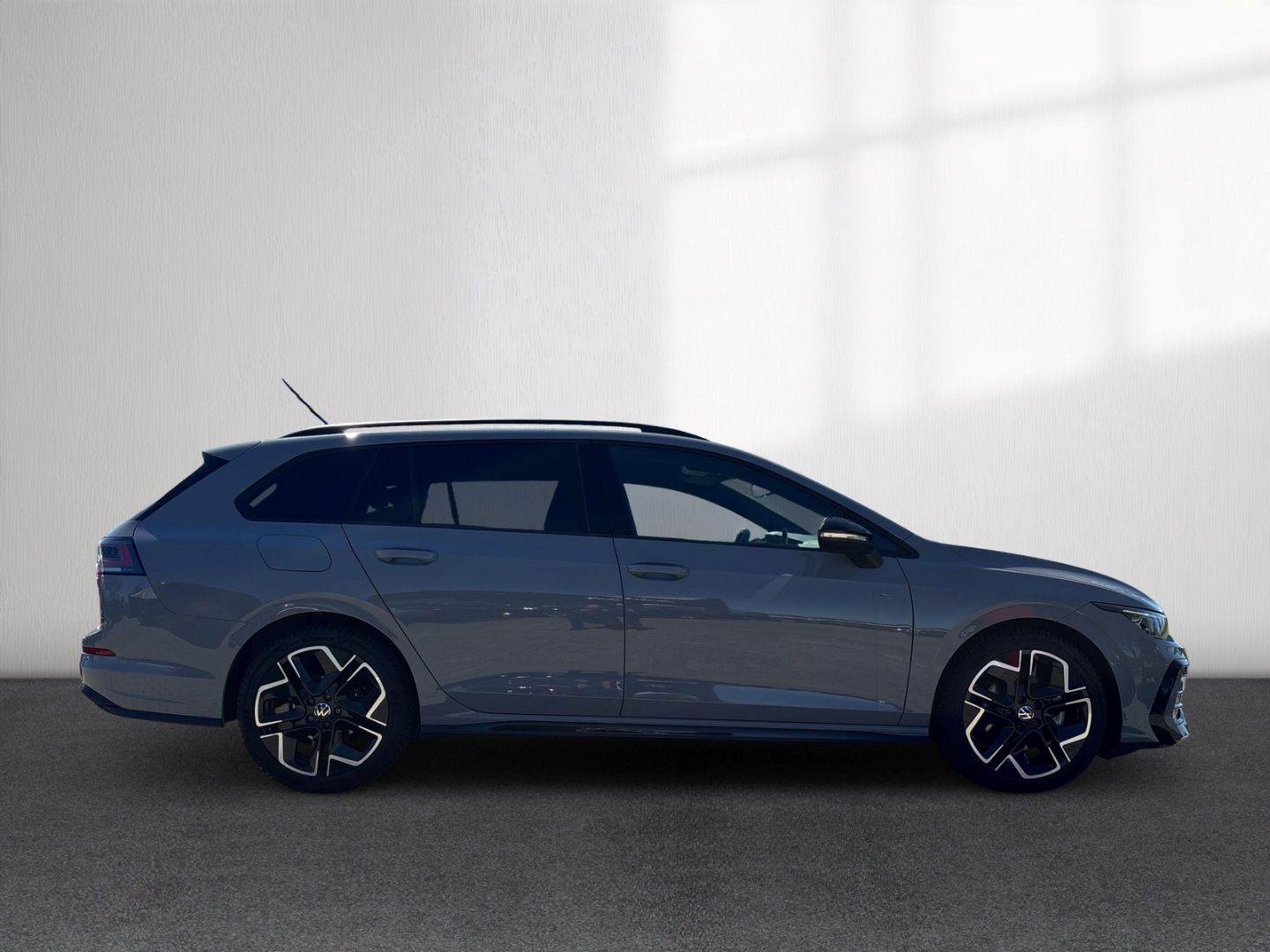 Fahrzeugabbildung Volkswagen Golf VIII 2.0 TDI DSG R-Line RFK SHZ AHK LED