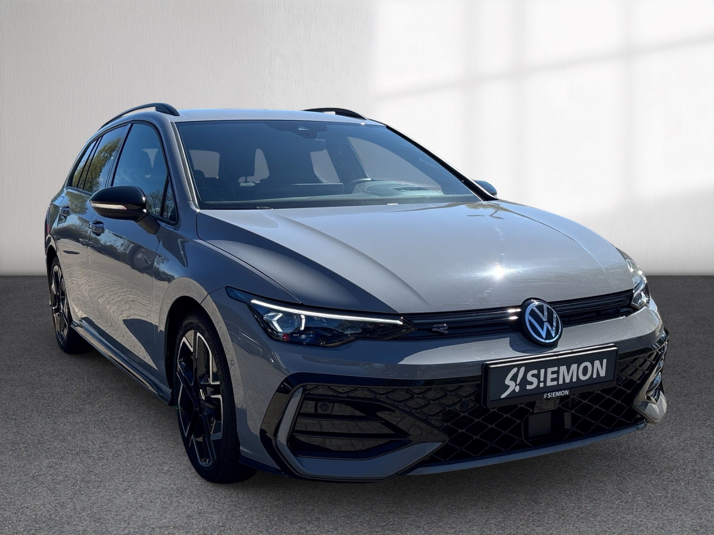 Fahrzeugabbildung Volkswagen Golf VIII 2.0 TDI DSG R-Line RFK SHZ AHK LED