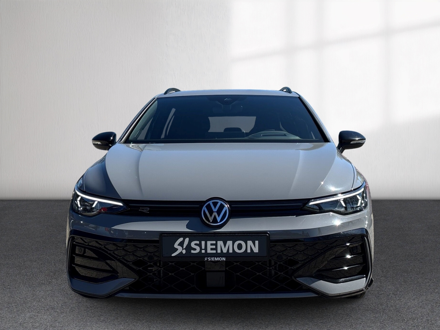 Fahrzeugabbildung Volkswagen Golf VIII 2.0 TDI DSG R-Line RFK SHZ AHK LED