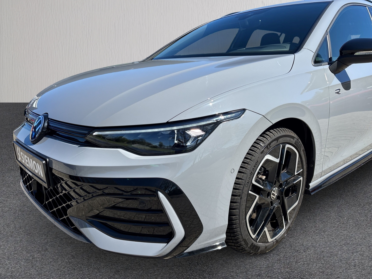 Fahrzeugabbildung Volkswagen Golf VIII 2.0 TDI DSG R-Line RFK SHZ AHK LED