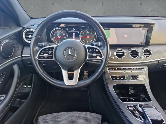 Fahrzeugabbildung Mercedes-Benz E 300 d T Avantgarde Navi LED AHK eSitze eHKL RKam