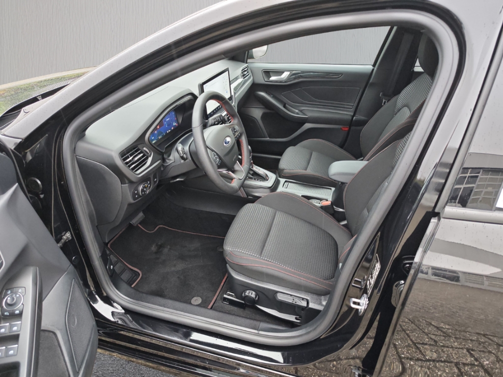 Fahrzeugabbildung Ford Focus Turnier 1.0 ST Line X AHK HUD ACC SHZ LHZ
