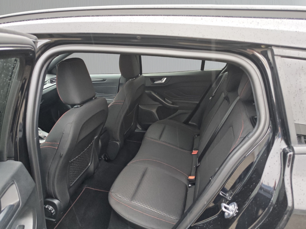 Fahrzeugabbildung Ford Focus Turnier 1.0 ST Line X AHK HUD ACC SHZ LHZ
