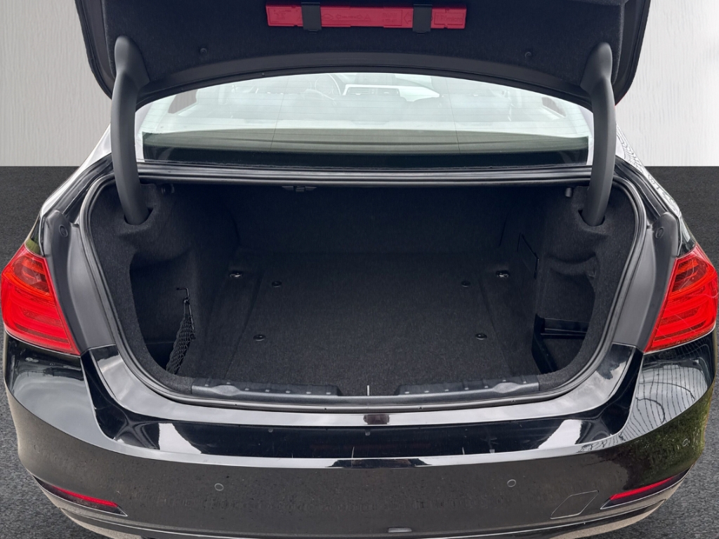 Fahrzeugabbildung BMW 316 i Limousine Klimaauto BT PDC SHZ 18LM Gewerbe