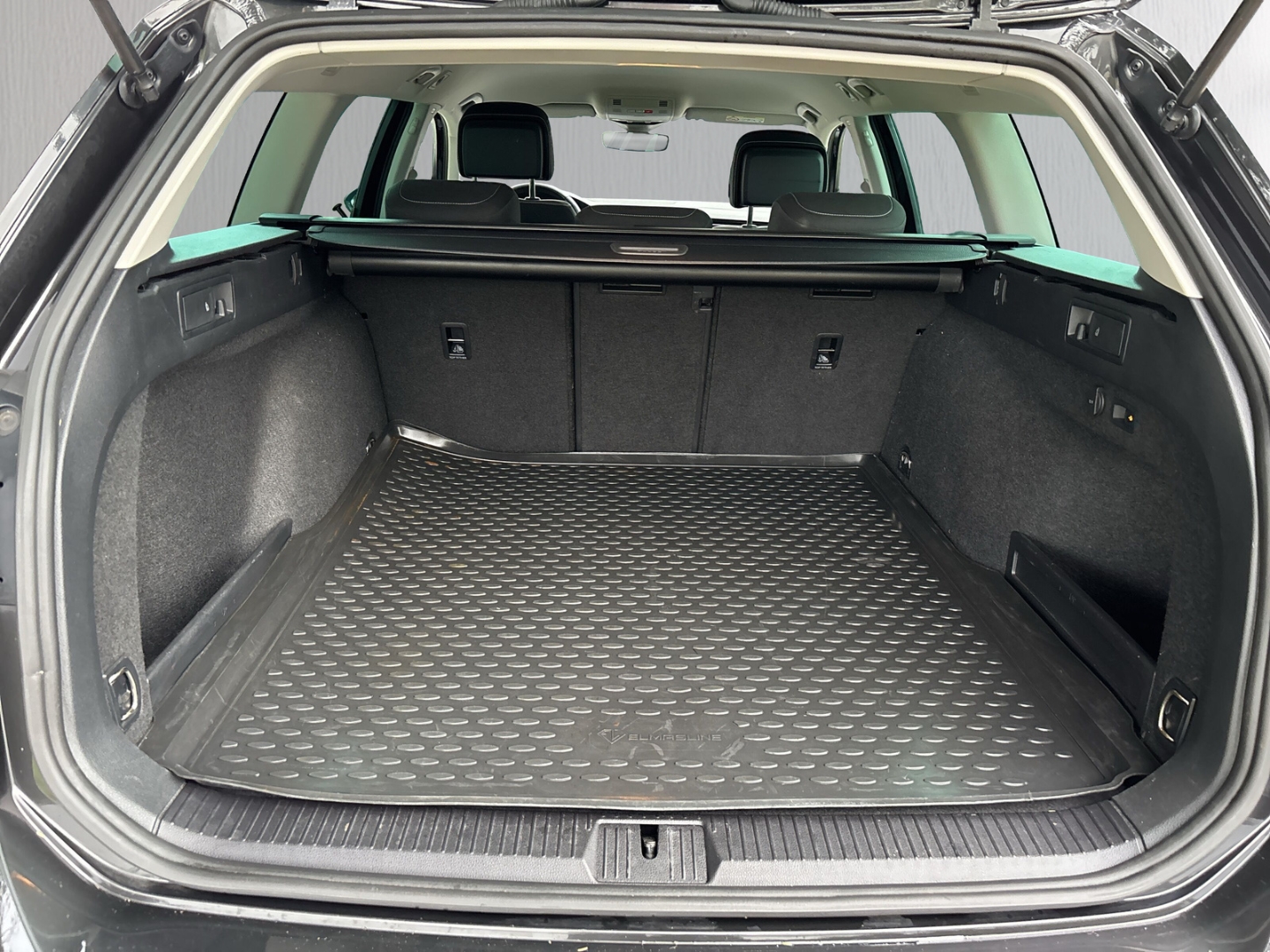 Fahrzeugabbildung Volkswagen Passat 1.5 TSI DSG Business AHK SHZ LED NAV