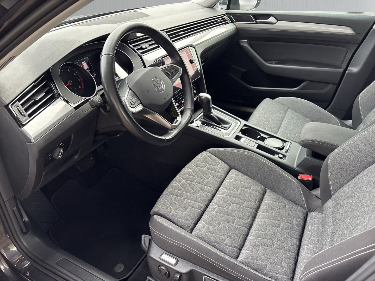 Fahrzeugabbildung Volkswagen Passat 1.5 TSI DSG Business AHK SHZ LED NAV