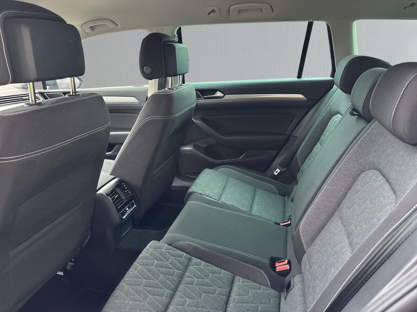 Fahrzeugabbildung Volkswagen Passat 1.5 TSI DSG Business AHK SHZ LED NAV