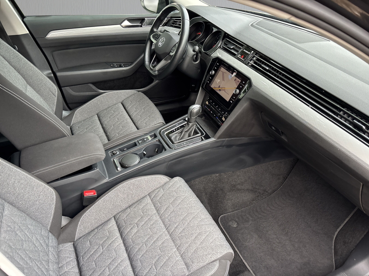 Fahrzeugabbildung Volkswagen Passat 1.5 TSI DSG Business AHK SHZ LED NAV