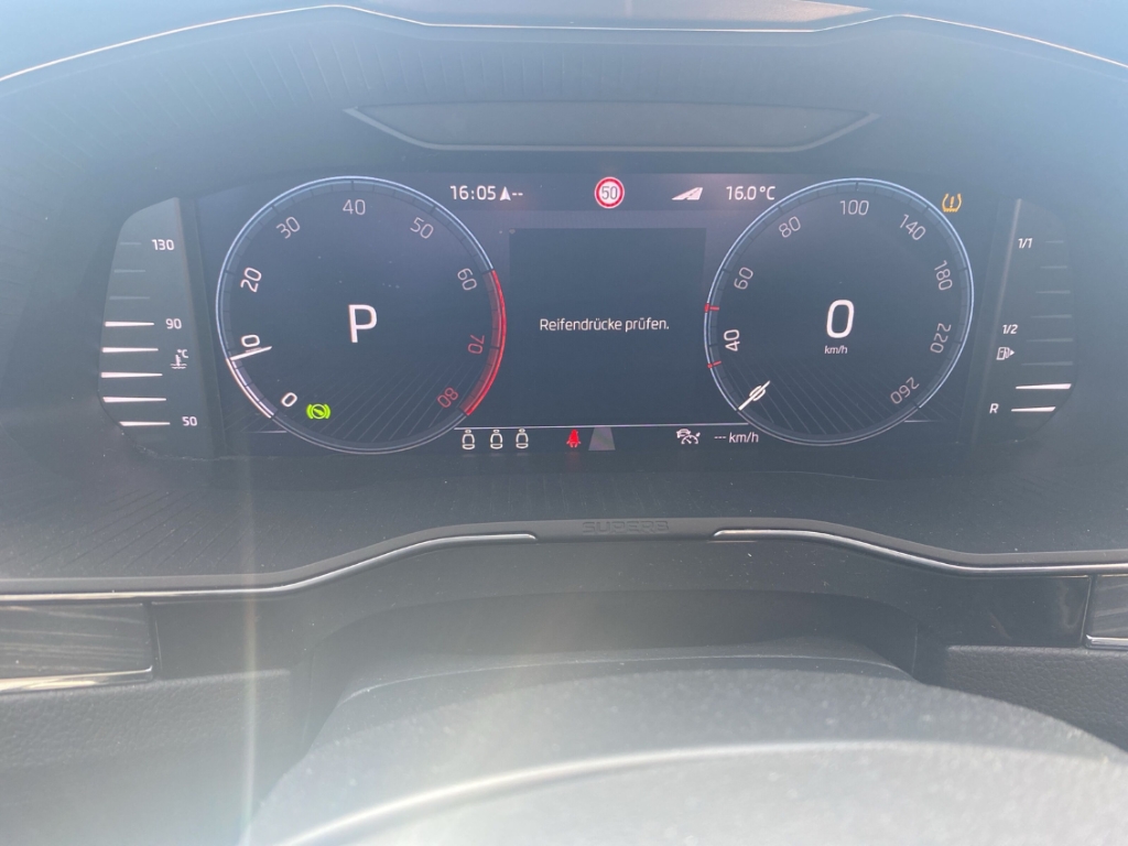 Fahrzeugabbildung SKODA Superb Combi 1.5 TSI Style LED AHK 360° StHzg ACC Navi SHZ