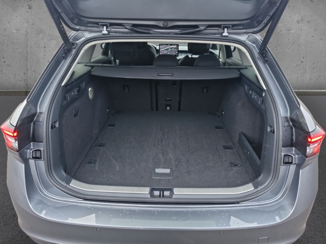 Fahrzeugabbildung SKODA Superb Combi TDI DSG Selection AHK MatrLED R-Kam