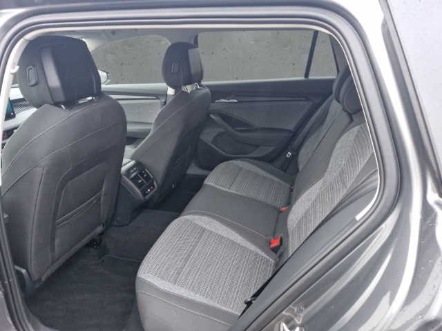 Fahrzeugabbildung SKODA Superb Combi TDI DSG Selection AHK MatrLED R-Kam