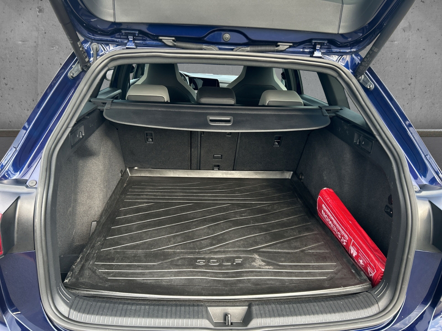 Fahrzeugabbildung Volkswagen Golf VIII Variant R-Line DSG AHK NAV ACC KLIMA