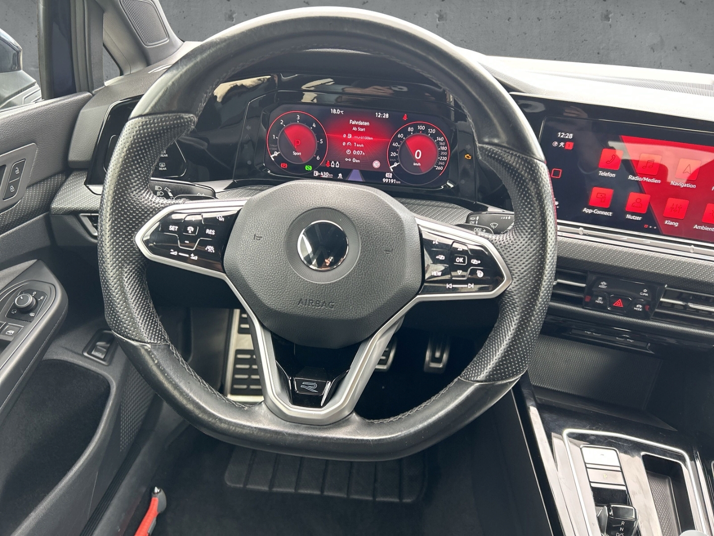 Fahrzeugabbildung Volkswagen Golf VIII Variant R-Line DSG AHK NAV ACC KLIMA