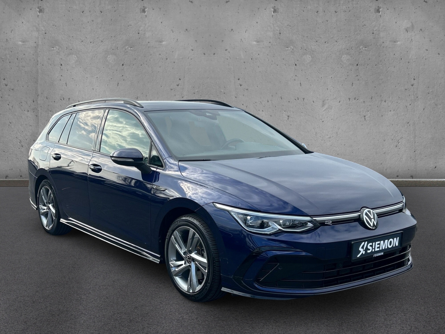 Fahrzeugabbildung Volkswagen Golf VIII Variant R-Line DSG AHK NAV ACC KLIMA