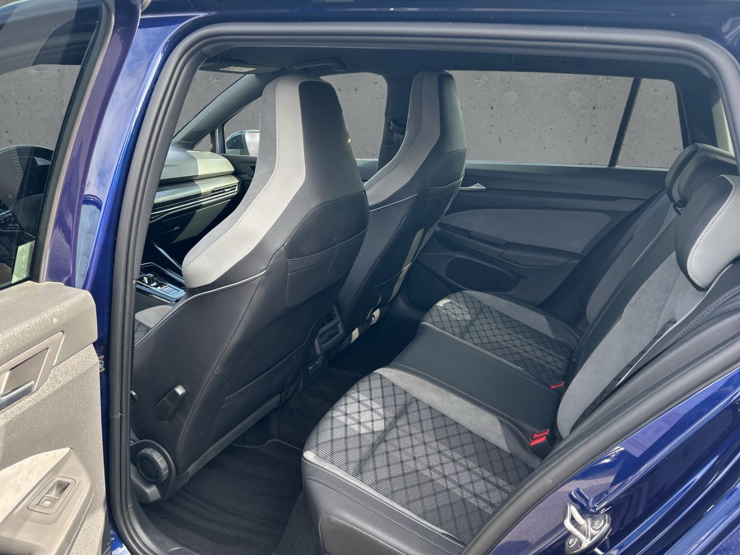 Fahrzeugabbildung Volkswagen Golf VIII Variant R-Line DSG AHK NAV ACC KLIMA