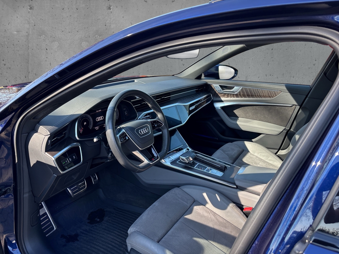 Fahrzeugabbildung Audi A6 Avant Quattro 50 TDI Auto. S-LINE SHZ RFK AHK StandHZ